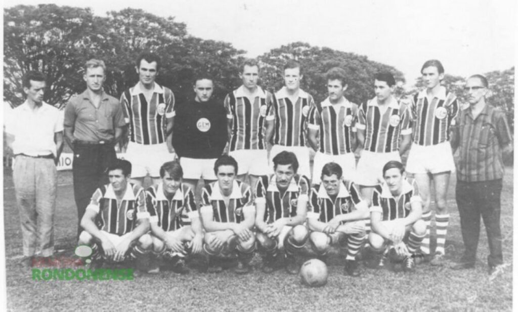 || Equipe de futebol do Grêmio Esportivo Mercedes, de Mercedes, foi o primeiro campeão da Liga Rondonense de Esportes, em agosto de  
Detalhe: três irmãos foram titulares do time campeão: Vilson Francener (goleiro), Paulo Francener (6º em pé, da esquerda para direita) e Nelson Francener (3º agachado, da esquerda a direita). Acervo: Altair Francener (Curitiba) - FOTO 6 -