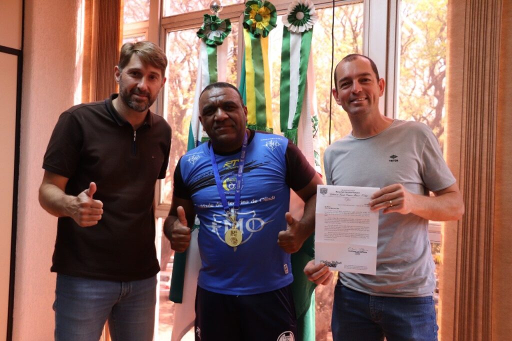 || Claudinei Marques Dias recepcionado pelo prefeito municipal de Marechal Cândido Rondo, Marcio Andrei Rauber (e) e  pelo vereador Cristiano Metzner, em gabinete.
Imagem: Acervo Imprensa - PM-MCR - FOTO 18 -
