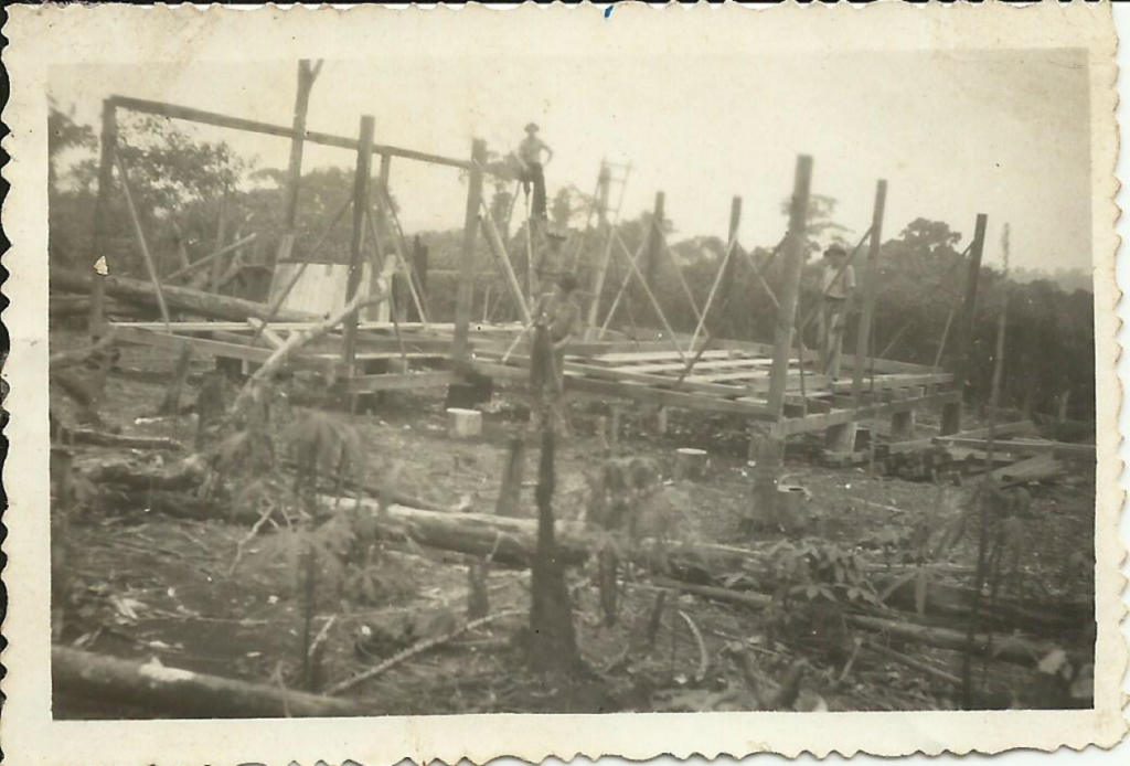 || Residência em construção do casal Guido e Irmy Rockenbach em Quinta das Seleções, em 1955. 
Imagem: Acervo Guido Rockenbach  - FOTO 9 -