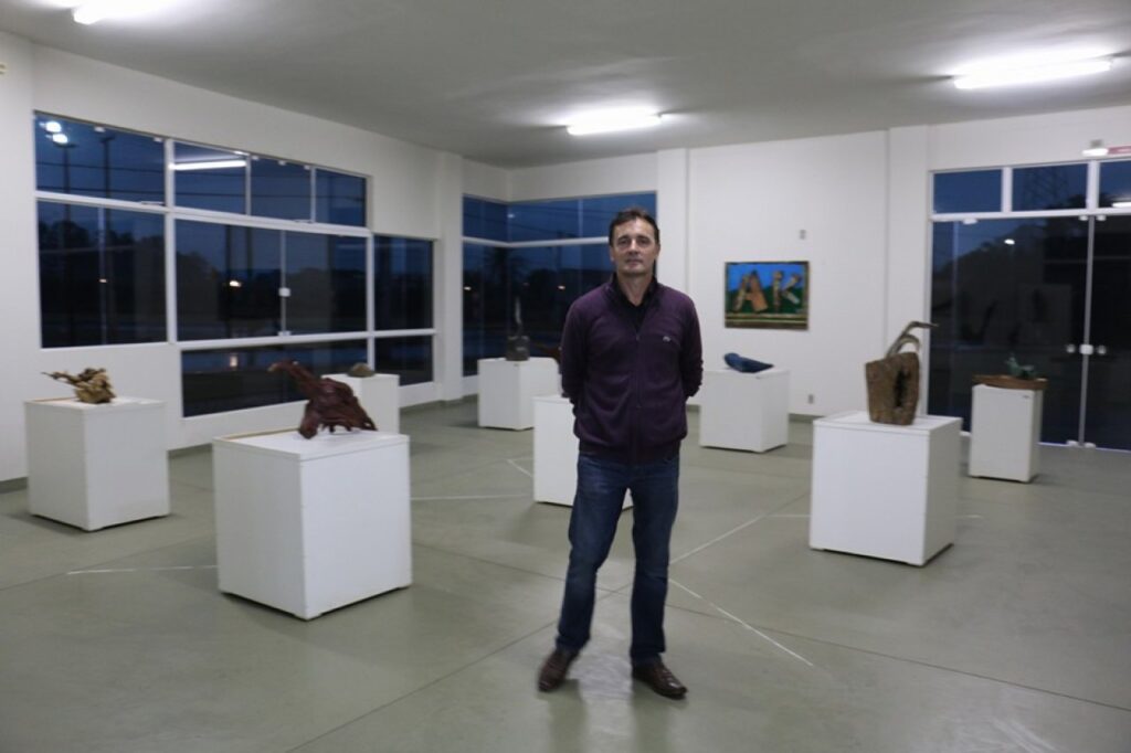 || Artista rondonense Ataídes Kist, em foto na sua exposição no Museu Histórico Willy Barth, na cidade de Toledo, em agosto de 2018. 
Imagem: Acervo O Presente - FOTO 21 -