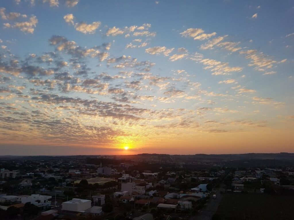 || Despontar do sol sobre a cidade de Marechal Cândido Rondon, na manhã de 02 de setembro de 2020, que nos remete à composiçao  "Beira Mar",  do músico paraibano Zé Ramalho, que nos cativa com o encanto de suas primeira linhas: "Aurora que luta por um arrebol / Em cores vibrantes e ar soberano / Um olho que mira nunca o engano / Durante o instante que vou contemplar…"
Imagem: Acervo Marechal Cândido Rondon/Facebook - FOTO 20 -
