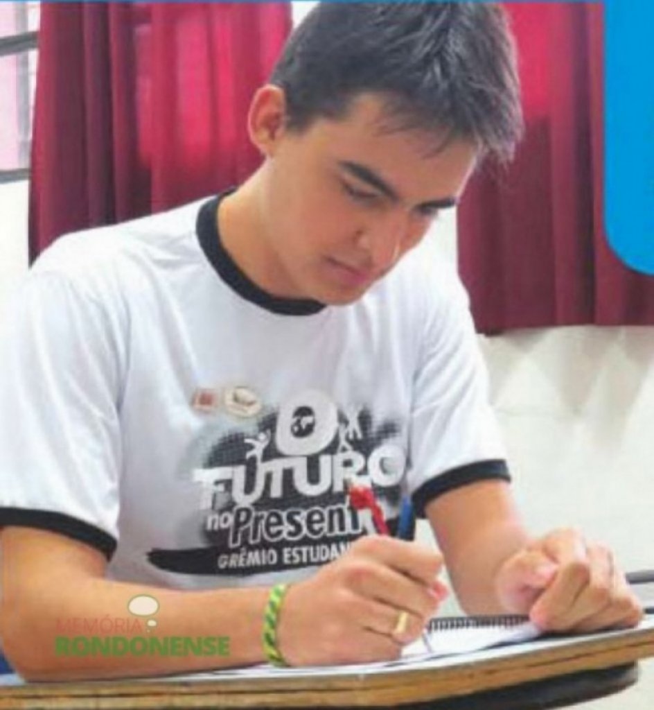 || João Eduardo Santos, aluno do Colégio Rui Barbosa, selecionado para participar do Parlamento Jovem Brasileiro, em agosto de 2015.
Imagem: Acervo O Presente – FOTO 24 –