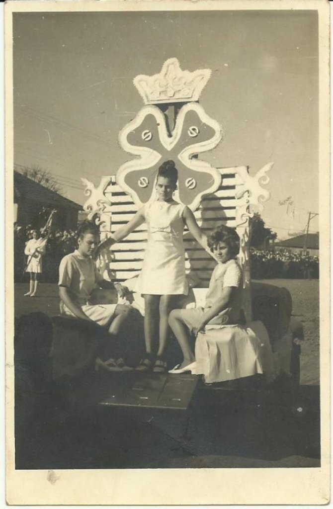 || Desfile de  Terezinha Ritt, rainha dos Clubes 4-S , a 1ª primeira princesa Odete Tomm e a 2ª princesa Iraci Koch (esta com apenas 12 anos) dos clubes 4 S de Marechal Cândido Rondon, em julho de 1970.
Naquele ano todos os então clubes 4-S do município desfilaram em carros alegóricos especialmente preparados por um grupo de artistas, vindo de Curitiba, contratado pelo então Acarpa-PR, hoje Emater. 
Imagem: Acervo Iraci e Rudi Sander - FOTO 12 –