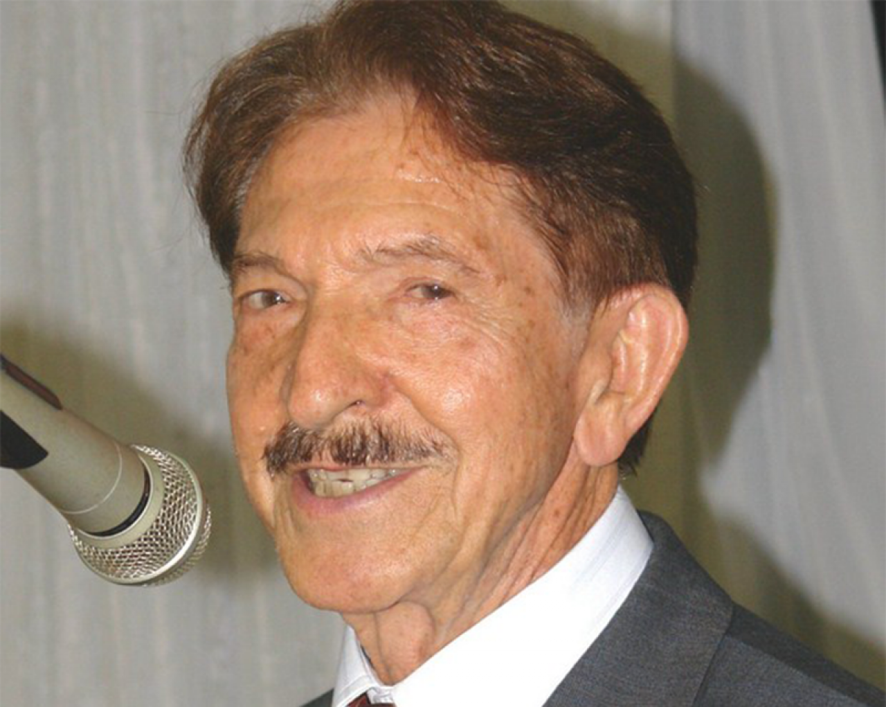 || Médico toledano Avelino Campagnolo, palestrante em Marechal Cândido Rondon, em outubro de 1976. 
Imagem: Acervo Memória Rondonense - FOTO 5 -