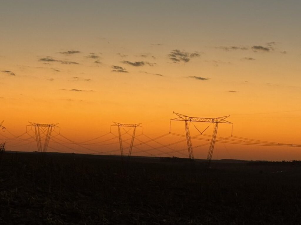 || Entardecer na região da cidade de Cascavel (PR), em 17 de agosto de 2025.
Imagem: Acervo e crédito de Ailton Santos / Tarobá Cascavel / Facebook - FOTO  38 --