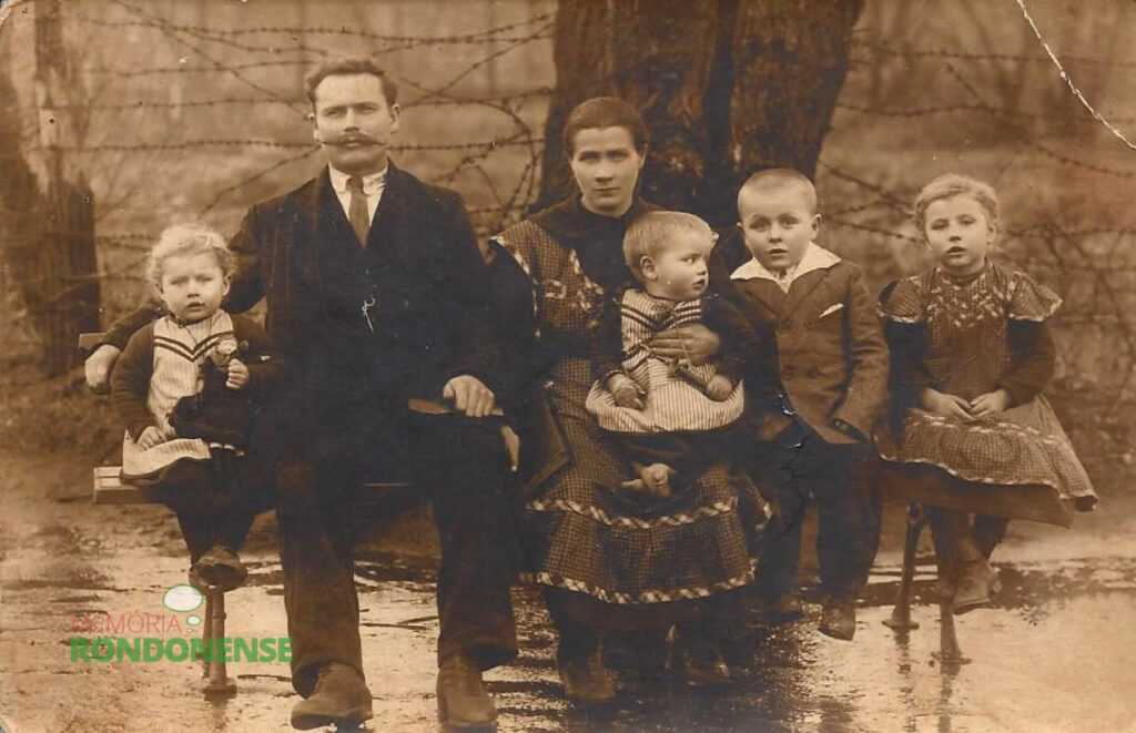 A pioneira rondonense Erna Makus Pedde (à esquerda) em fotografia com seus pais Ferdinand e Luize Makus e irmãos, tirada antes da família fugir da tirania dos bolcheviques  na Rússia e imigrar para o Brasil. 
(Informação e imagem: Alita Rusch).