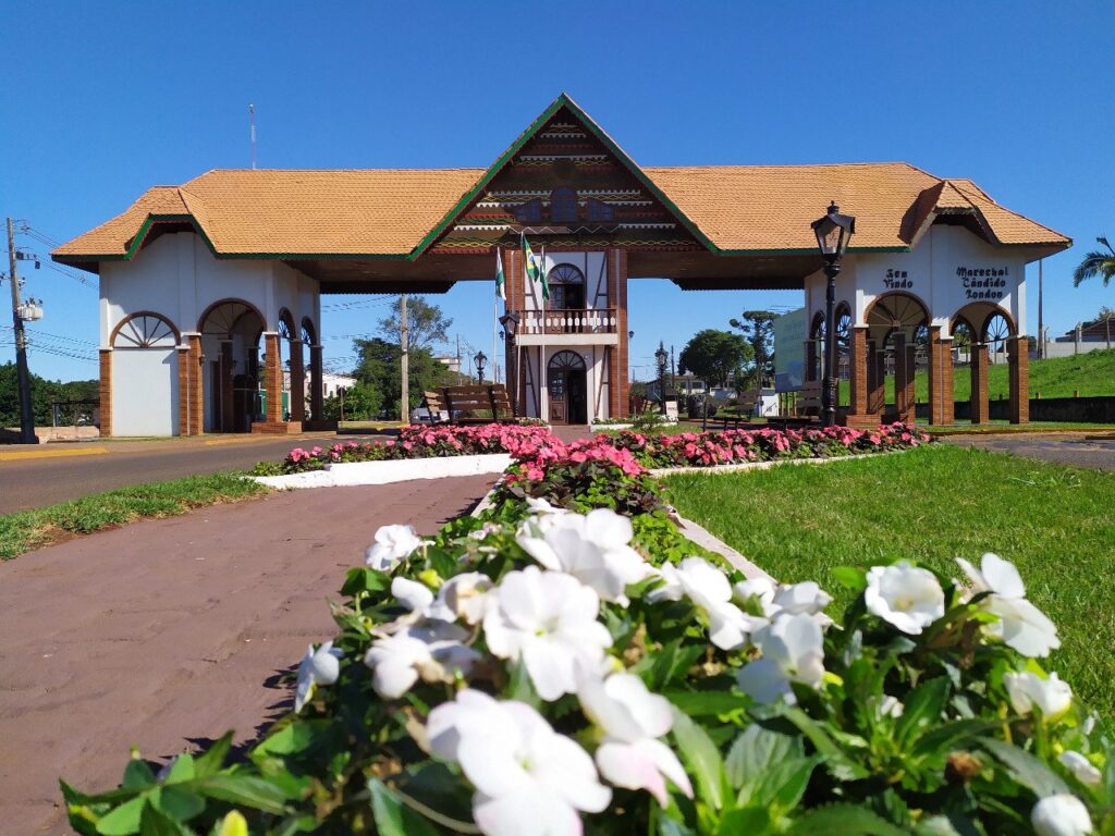 || Amostra do projeto florístico implementado junto ao Portal da cidade de Marechal Cândido Rondon, em julho de 2019. 
Imagem: Acervo Imprensa PM-Marechal Cândido Rondon - FOTO 45 -