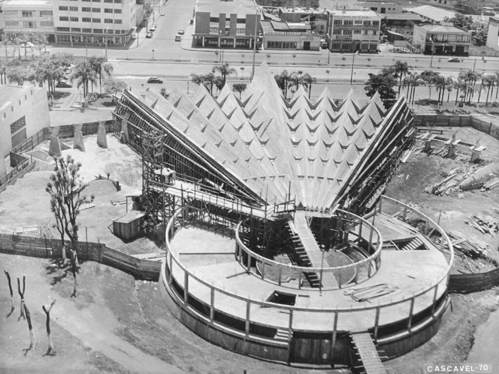 || Outro momento da construção da catedral, agora já com o telhado em laje plissada.
Imagem: Acervo Regina Sperança (Cascavel) - FOTO 19 -