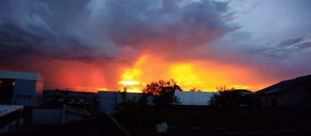 || Difração da luz solar em agosto de 2018, em Marechal Cândido Rondon.
Imagem: Acervo Mirtes Raasch Huf - FOTO 15 -