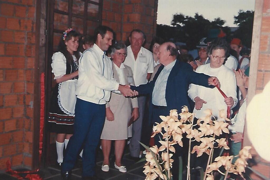 || Abertura da primeira exposição de orquídeas e plantas ornamentais de Marechal Cândido Rondon, em outubro de 1989.
Da esquerda para a direita: 1ª - não identificada; 2ª - Harto Viteck; 3ª Orsi Kamphorst Pfluck (de óculos); 4ª - Hugo Pfluck; 5º - Reinoldo Fuck (primeira pessoa que se tem notícias que cultivou orquídeas em Marechal Rondon); 6ª - Vera Seyboth (ao fundo); 7ª - Reinilda Frühauff Fuck; e 8ª - Dieter Leonard Seyboth, ao fundo, de chapéu verde. Imagem: Acervo Harto Viteck - FOTO 15 -