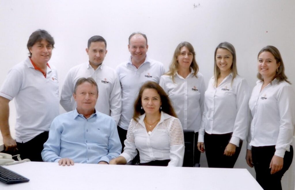|| Casal Marize Regina Cota e Edemar Wollstein com a equipe de colaboradores. Da esquerda à direita: Luís Follmann, Laercio Cota, Ricardo Theobald, Nadir Mohr,  Simone Turazi e Pathiely de Oliveira. 
Imagem: Acervo da empresa - FOTO 27 -