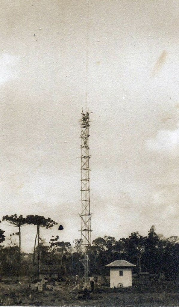 || Antena de irradiação da Rádio Colméia, da cidade de Toledo, em construção. A mata que aparece na foto, é hoje a Rua General Estilac Leal.
Imagem: Acervo e legenda de Adair Krolow (Verê - PR) - FOTO 4 -