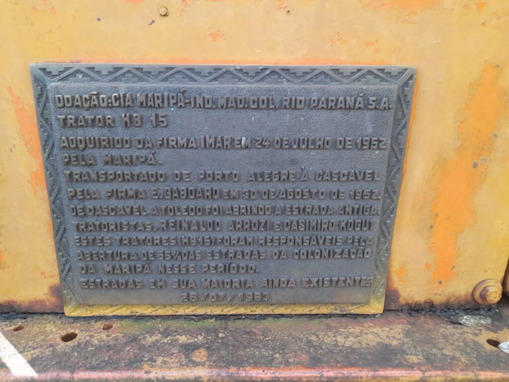 || Memorial descritivo ref. ao trator de esteira GarWood doado pelo empresa Maripá ao município de Marechal Cândido Rondon, em julho de 1983.
Imagem: Acervo Projeto Memória Rondonense - FOTO 37 -