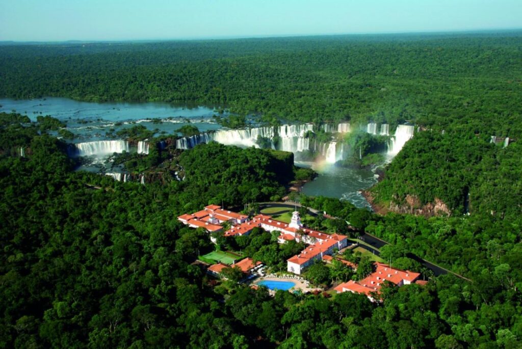 || Hotel Cataratas e sua localização privilegiada dentro do Parque Nacional do Iguaçu. 
Imagem: Acervo https://www.iguassu.com.br/blog - FOTO 13 -