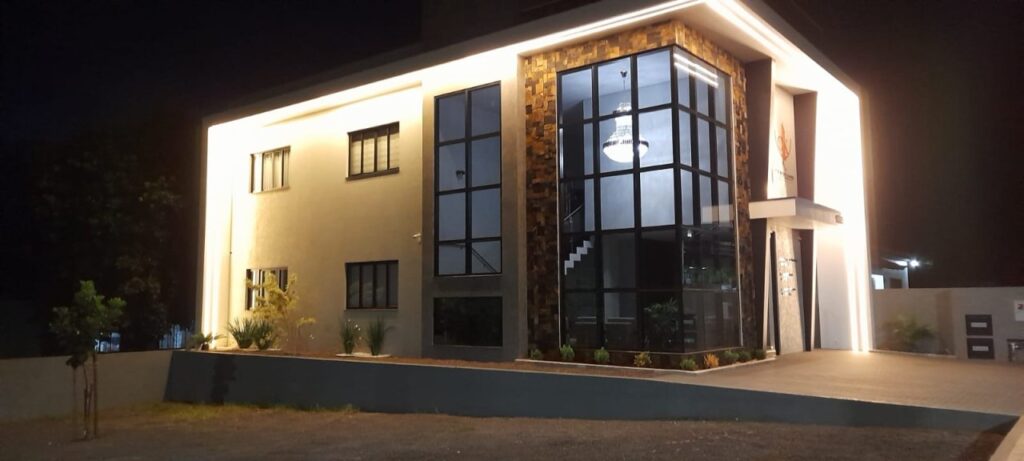 || Vista noturna do prédio de escritórios dos advogados Cesar Leite, Luciano Caetano e Ana Daisa Kaveski, inaugurado em agosto de 2024.
Imagem: Acervo Projeto Memória Rondonense - FOTO 33 -