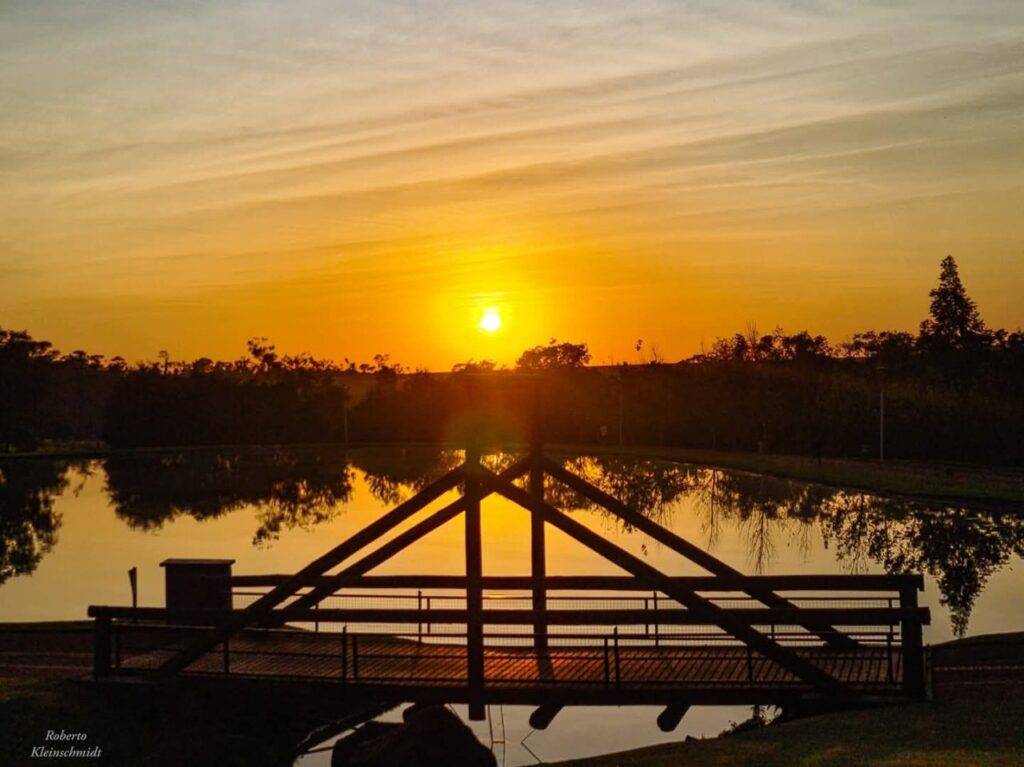 || Amanhecer na cidade de Nova Santa Rosa (PR, clicado desde o Lago Municipal, em 01 de agosto de 2025.
Imagem: Acervo O Presente - crédito de Roberto Kleinschmidt - FOTO 28 -