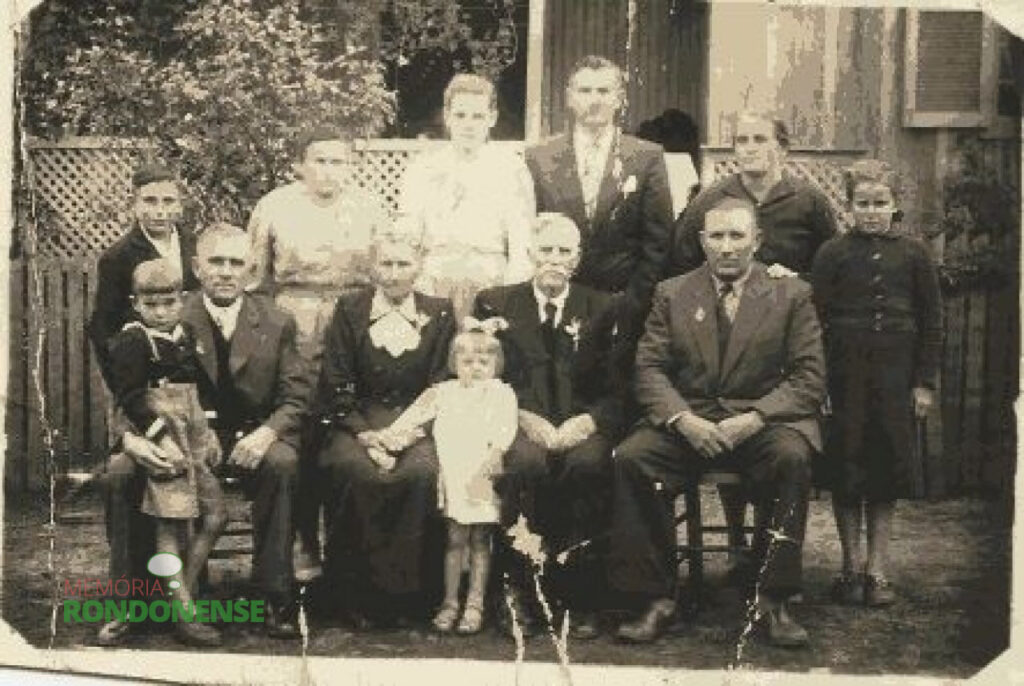 Casal de pioneiros Ewald e Alice (Menzel) Henke, na companhia dos filhos e dos pais de Ewald.
Imagem: Acervo Norberto Henke