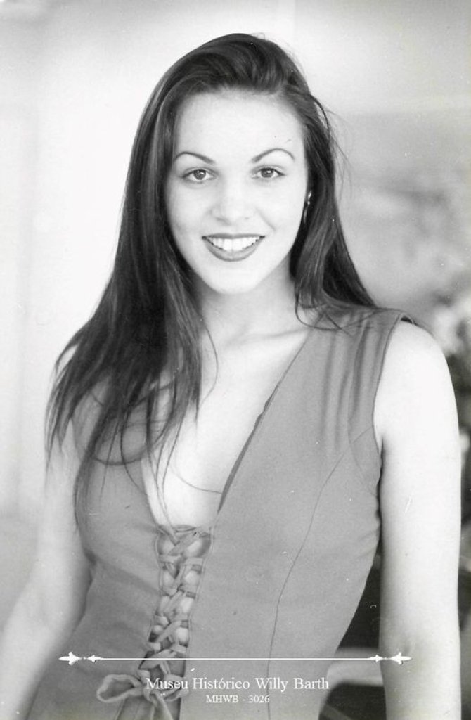 || Elessandra Dartora: Eleita Rainha da Festa do Porco no Rolete em 1993. Nomeada Miss Toledo em 1994.
Eleita Miss Paraná em 1994. Eleita Miss Brasil em 1995.
Representou o Brasil no Miss World/1995 em Sun City, África do Sul, em novembro de 1995.
Imagem: Acervo e legenda Museu Histórico Willy Barth - doador da imagem ao museu: Prefeitura de Toledo. - FOTO 8 -