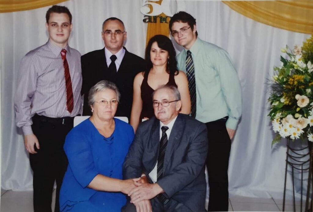 || Casal Tereza e Léo Riffel na companhia da filha Nair, do genro Valter José Altenhofen e dos netos Laerte Rodrigo  e Felipe José. 
Imagem: Acervo Nair e Valter José Altenfofen - FOTO 18 -