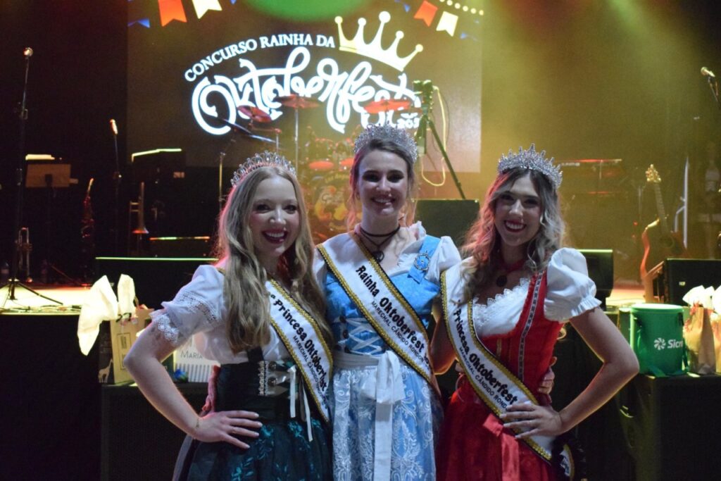 || Wera Cristina Fülber, eleita rainha da Oktoberfest 2024 de Marechal Cândido Rondon, na companhia da 1ª princesa, Rhaila Isadora Genz Knapp, e 2ª princesa, Lara Borchardt, eleitas em setembro de 2025.
Imagem: Acervo Imprensa - PM-MCR - FOTO 21 -