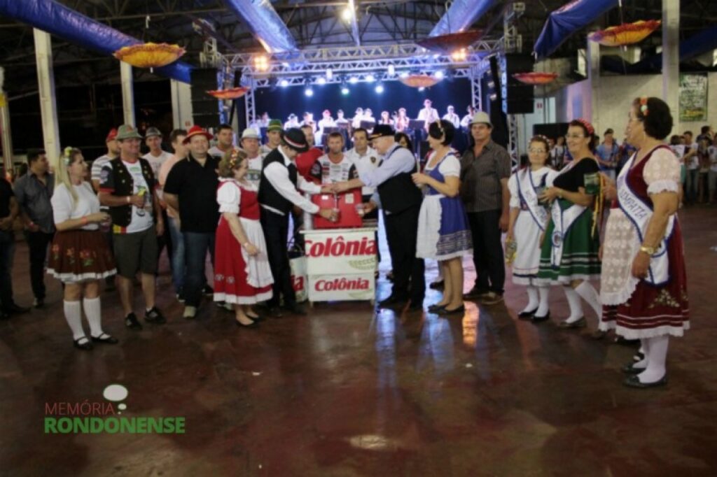 || Sangria do primeiro barril de chopp (chopeira) marcando a abertura oficial da 17ª Oktoberfest de Pato Bragado, em outubro de 2015. 
Da esquerda para direita: secretária de Educação e Cultura, professora Cristiane Scheuermann Bonatto; secretário de Indústria e Comércio, Rogério Scherer( Picão);  Djoni Rohden, secretário de Administração (camisa cor-de-rosa);  presidente da CCO, Sérgio Gossenheimer;  vereador Adilson Magnabosco (Balaio – de camiseta com gola vermelha);  vereador Delmar Fincke (de chapéu branco),  John Nodari, secretário municipal de Finanças (de chapéu verde); Maidi Rieger, 1ª dama e secretária municipal de Assistência Social;  prefeito Arnildo Rieger (enchendo o copo);  sr. Rodrigues, representante da distribuidora da Cervejaria Colônia (de camiseta vermelha);  César Schaeffer, secretário de Esportes e Lazer;  Dirceu Anderle, presidente da Câmara Municipal;  Rovani (Leindecker) Anderle, esposa do presidente da Câmara (está atrás do vice-prefeito);  vice-prefeito, Leomar Rohden (Mano) e esposa Sueli; secretário de Viação e Obras, Lércio Kirsten ; Miss 3ª Idade, Melania Sibila Sischborn;  2ª Miss, Irene Terezinha Stein;  3ª Miss, Ires Droese Dallabona; e Miss Simpatia, Ivone Gossenheimer. 
No palco, está se apresentando a Banda Municipal de Pato Bragado. 
Imagem: Acervo PM-Pato Bragado
Crédito: Mareli Besso - FOTO 20 -