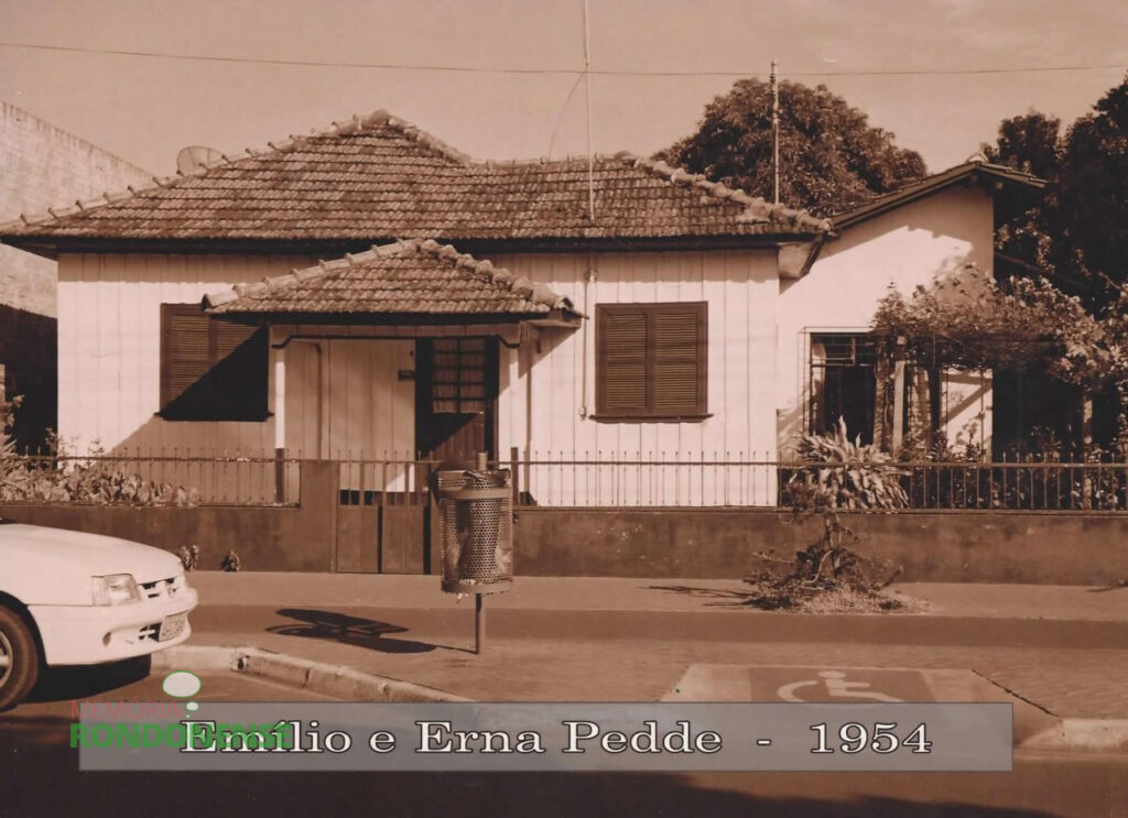 Primeira residência construída pelo casal Pedde tão logo que chegou do Rio Grande do Sul a Marechal Cândido Rondon, que permanece à Rua Tiradentes, em frente ao atual Supermercado Rimmava.  A parte construída em alvenaria não fazia parte da construção pioneira. 
O madeirame para obra foi feita de árvores de peroba, derrubadas pelo próprio Emilio Pedde nas adjacências( Informação e imagem: Alita Rusch).