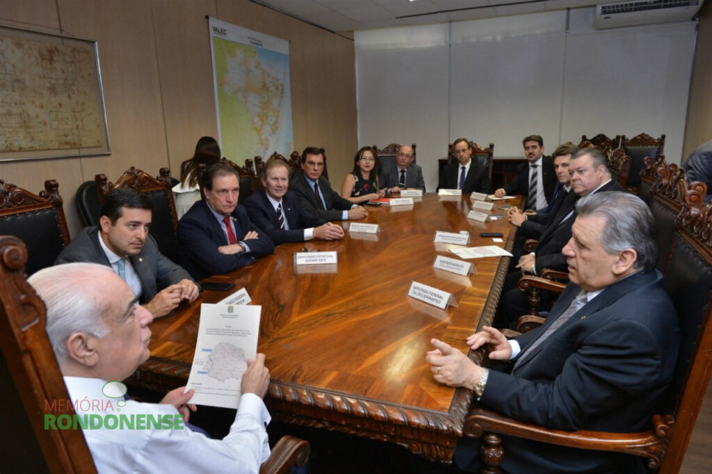 || Comitiva de autoridades e dirigentes rondonenses e toledanos no Ministério dos Transportes, em outubro de 2015
Da esquerda à direita: ministro Antonio Carlos Rodrigues (de camisa branca), deputado federal João Arruda, deputado estadual Ademir Dier, prefeito municipal Moacir Froelich, não identificados os três seguintes, vereador João Marcos Gomes (na ponta da mesa), presidente da Câmara Municipal de Marechal Cândido Rondon, Paulo Rodrigo Copetti, presidente da Acimacar, Josué Maiolli, vice-presidente da Acimacar, Sérgio Marcucci, presidente da Caciopar e o deputado federal Dilceu Sperafico. 
Imagem: Acervo Imprensa PM-MCR - FOTO 11
 -