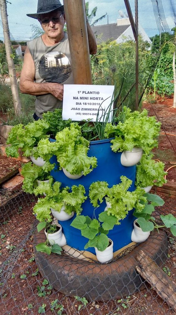 || Pioneiro João Zimmermann com o protótipo de mini-horta, em outubro de 2018.
Imagem: Acervo Úrsula Stoef Zimmermann - FOTO 22 -