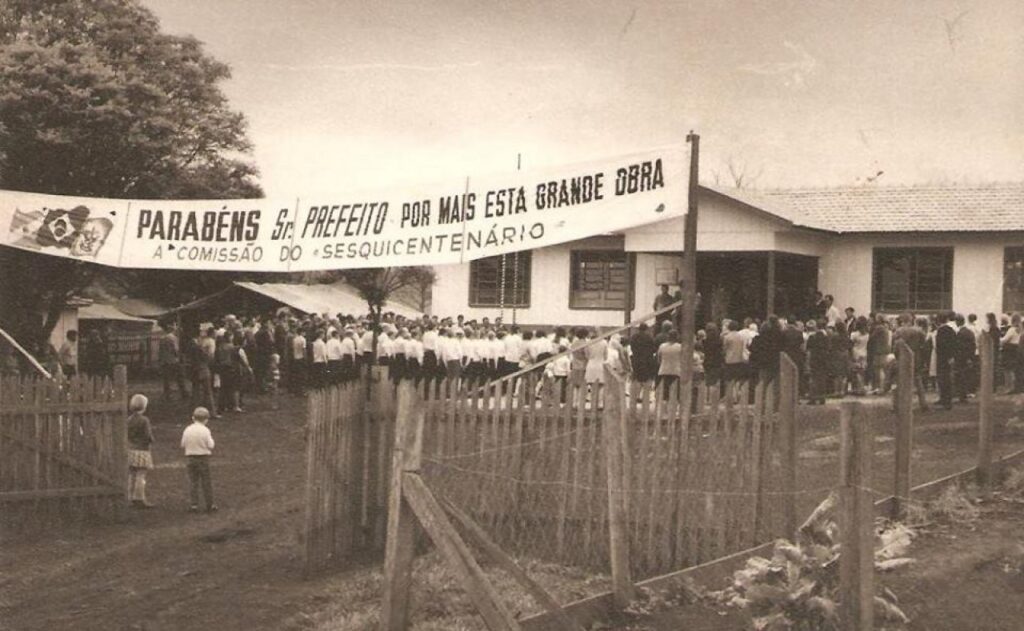 || Aspecto de inauguração da Escola Municipal Pedro Álvares Cabral, na Linha Guará, no município de Marechal Cândido Rondon, em agosto de 1972. 
Imagem: Acervo Jorge Roberto Freitag - FOTO 8 -