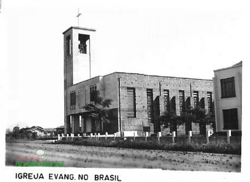Vista da atual igreja Martin Luther, em 1980, já com os sinos instalados no campanário, com a frente já rebocada e a parte lateral ainda não. Nota-se que a rua Sergipe ainda não tinha pavimentação asfáltica. 
Imagem: Acervo Família Seyboth