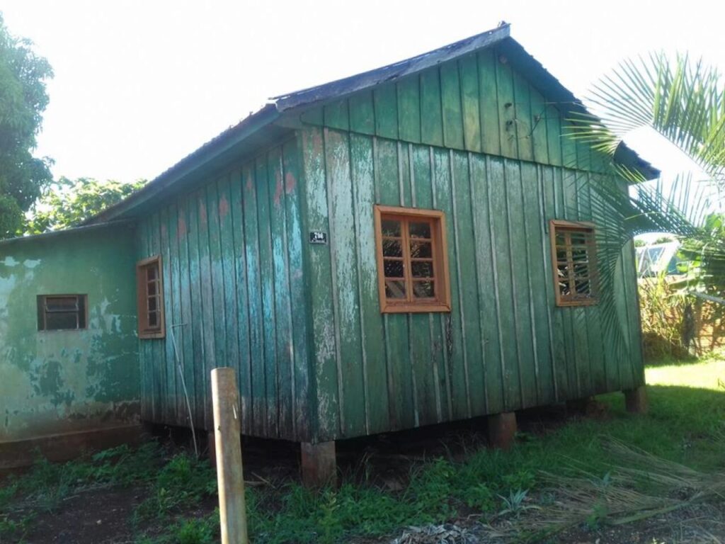 || Primeira residência da família de Aloicius Mees, à Rua 12 de Outubro, 798, quando chegou a então vila de General Rondon. 
A moradia construída pelo pioneiro Antonio Rockembach foi demolida no mês de maio de 2020 pela família proprietária do terreno.
Imagem: Acervo Venilda Saatkamp - FOTO 2 -