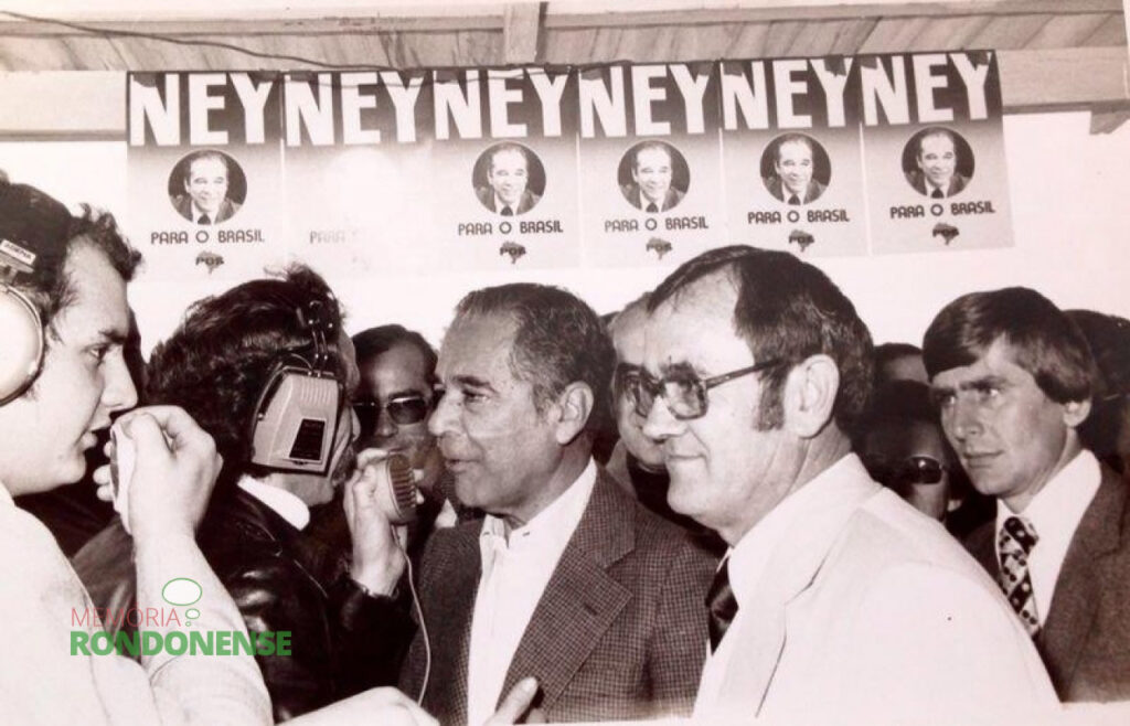 O ex-governador Ney Braga em uma de suas várias visitas a Marechal Cândido Rondon.
Da esquerda para a direita: o então repórter Miguel Fernandes Reichert, da Rádio Educadora Marechal; o repórter Lincoln Leduc (em memória), da Rádio Difusora;  governador Ney Braga, o prefeito municipal Verno Scherer; e o então vereador Elio Rusch.
Imagem: Acervo Memória Rondonense