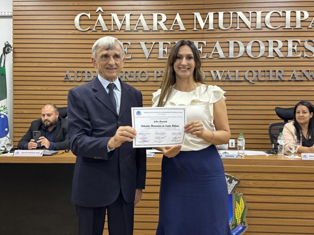 || Julio Morandi recebendo a comenda de "Cidadão Honorário de Santa Helena" das mãos da vereadora Sandra Soethe, proponente da homenagem.
Imagem: Acervo Costa Oeste 93 - FOTO 34 -