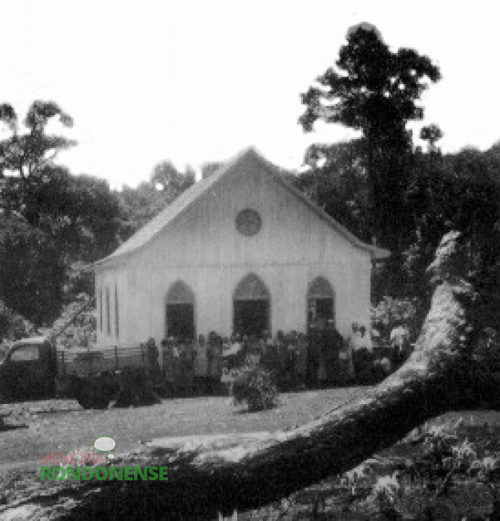 Primeira igreja em madeira da Comunidade Evangélica Martin Luther, inaugurada em 26 de outubro de 1956. 
Imagem: Acervo Família Seyboth