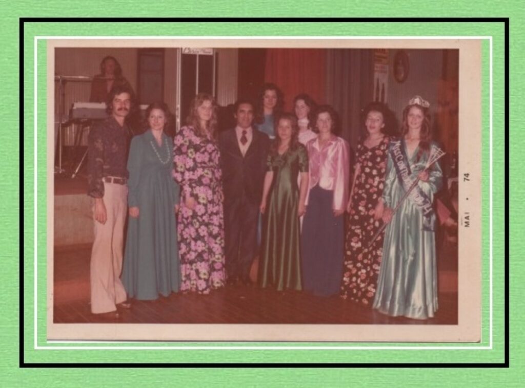 || Miss Contadoranda 1974 Marechal Cândido Rondon, Carmen Lúcia Nabinger (d). De gravata José Maria Bezerra Valente, promotor público em Marechal Cândido Rondon. Ao lado direito da Miss Lorena Woida (Guenther de casada). 
Imagem: Acervo Projeto Memória Rondonense - FOTO 13 -