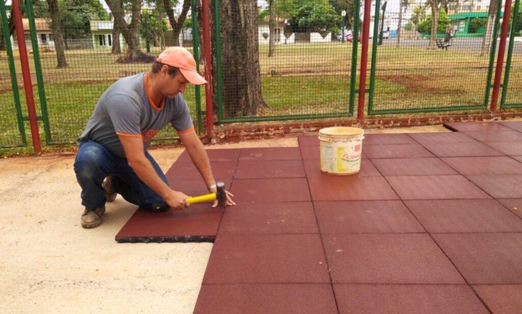 || Implantação do piso emborrachado no parque infantil da Praça 31 de Outubro. 
Imagem: Acervo Imprensa PM-MCR - FOTO 12-