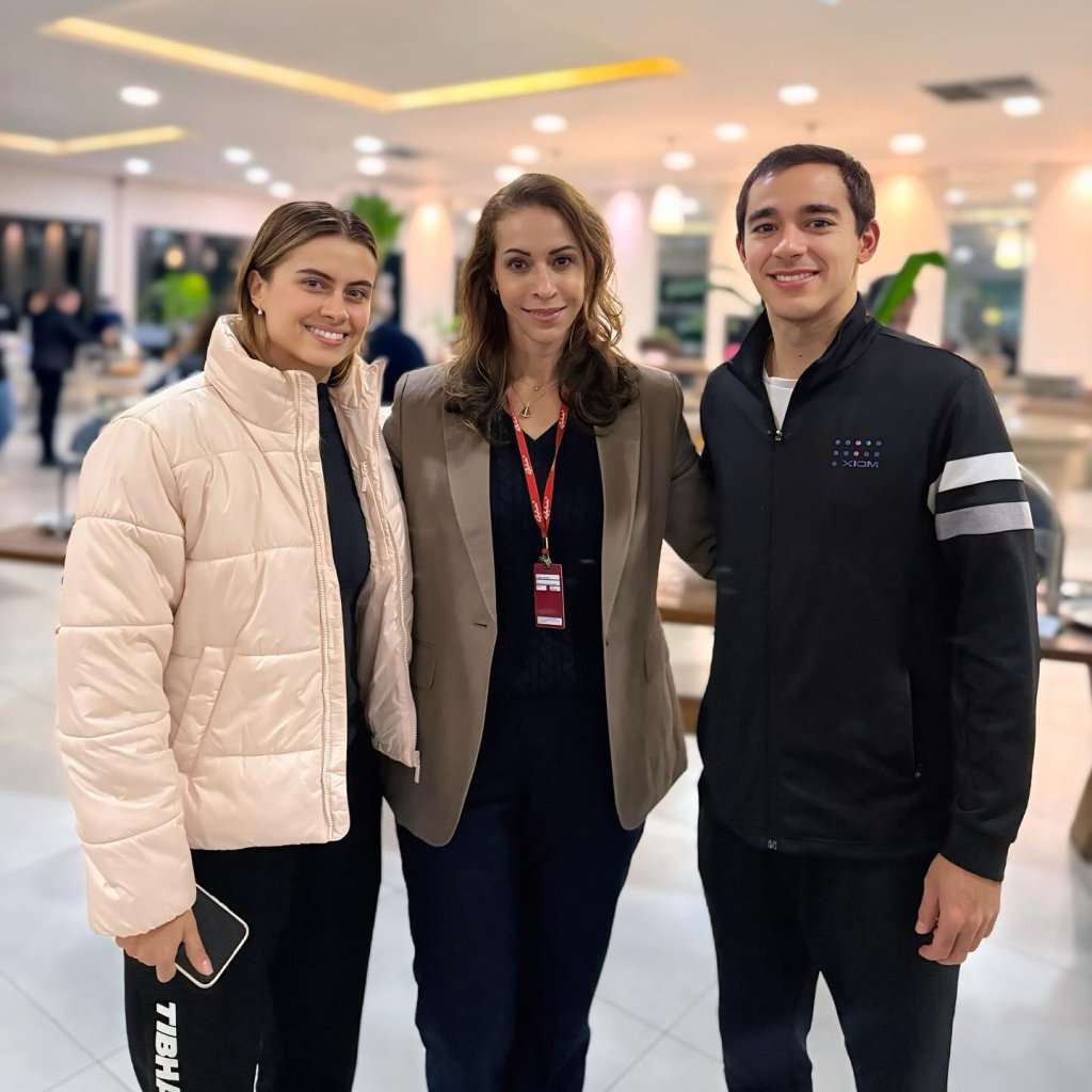 Vanessa, gerente comercial do Rafain Palace Hotel & Conven tion o atleta Hugo Calderano e sua namorada, a também mesatenista Bruna Takahashi , em agosto de 2025.
Imagem: Acervo pessoal - FOTO 32 -