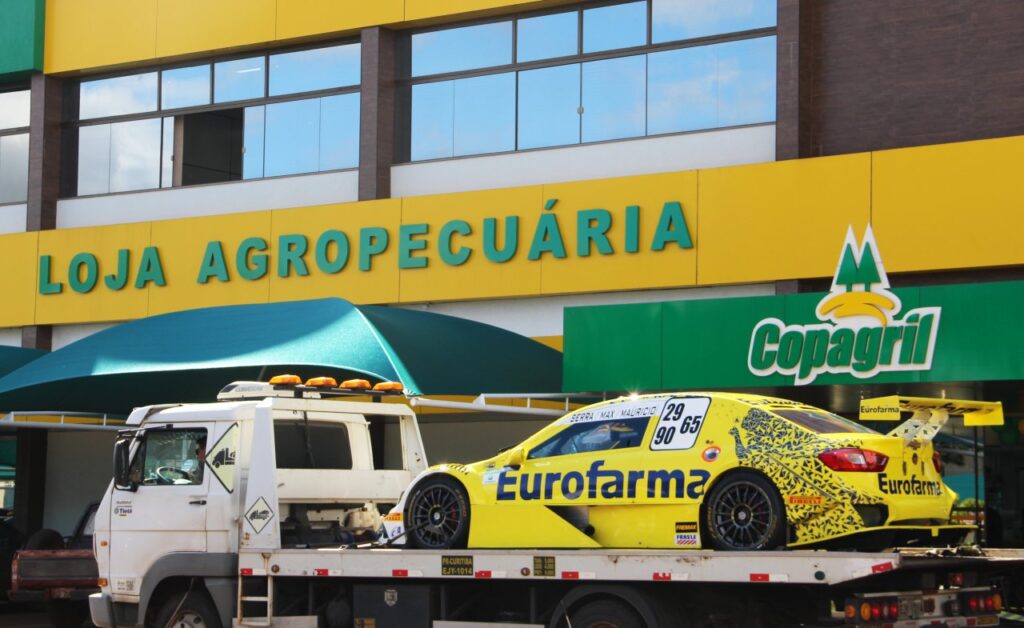 || Carro Stock Car exibido em frente a Loja Agropecuária da Copagril, na sede central, em Marechal Cândido Rondon, em setembro de 2018. 
Imagem: Acervo Comunicação Copagril - Crédito: Fernando Ames - FOTO 15 -