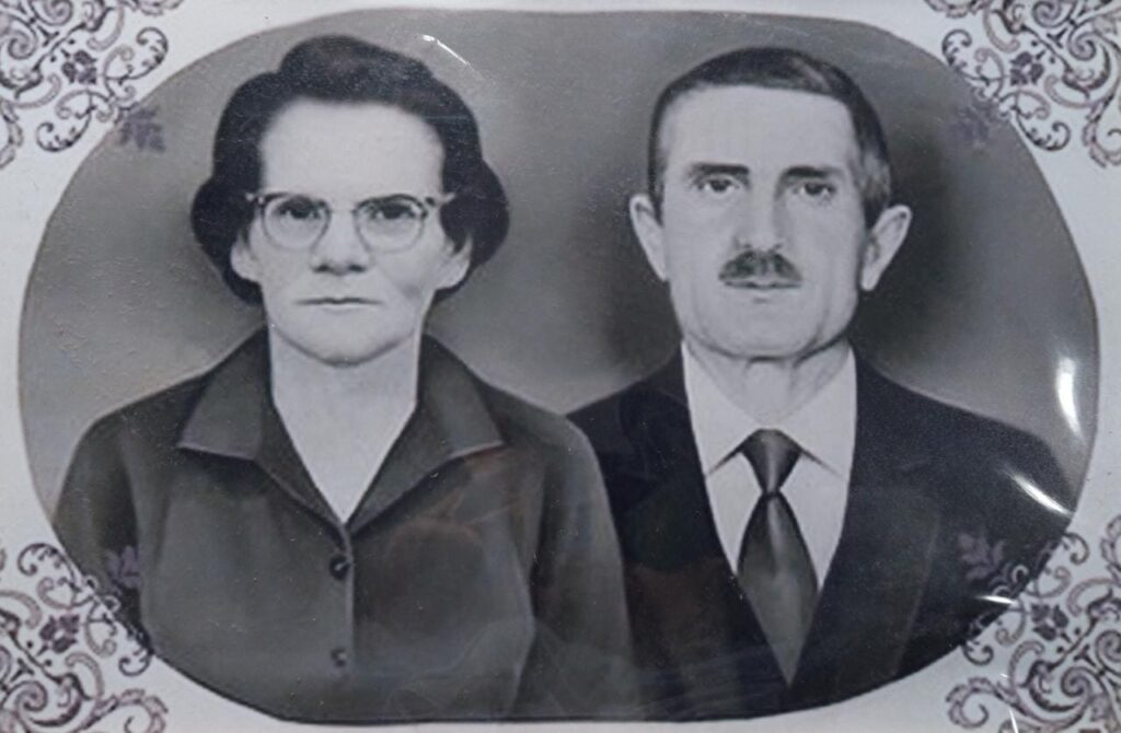 || Casal Thereza Margarida (nascida Stragliotto) Raimundo Leonardi, pioneiro de Toledo (PR), de outubro 1949, que contraiu matrimônio em setembro de 1918.
Imagem: Acervo e parte da legenda do Museu Histórico Willy Barth - FOTO 2 -