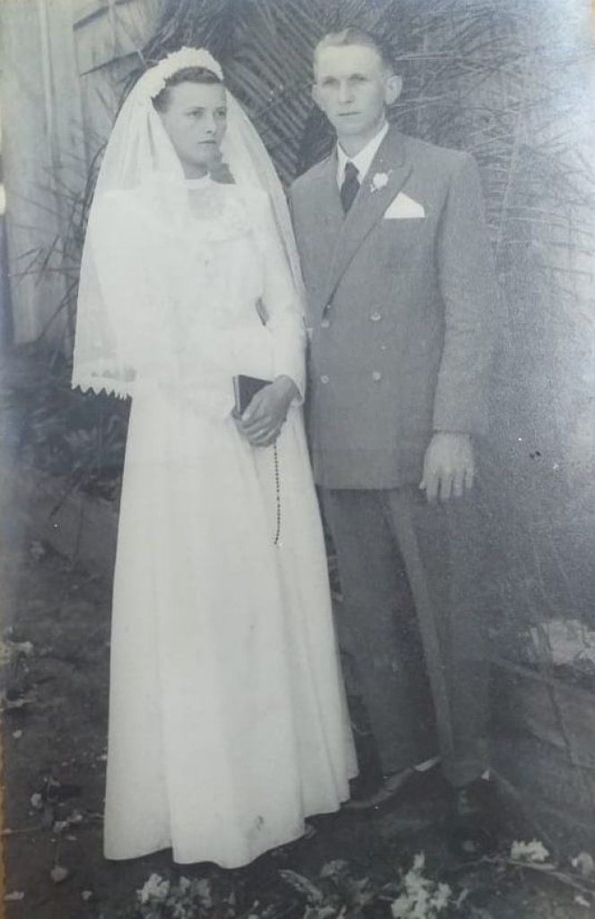 || Noivos Carlota Stenzel e Vicente Lauro Lang que casaram-se em Quatro Pontes, em outubro de 1953.
Imagem: Acervo da Família. - FOTO 3 --