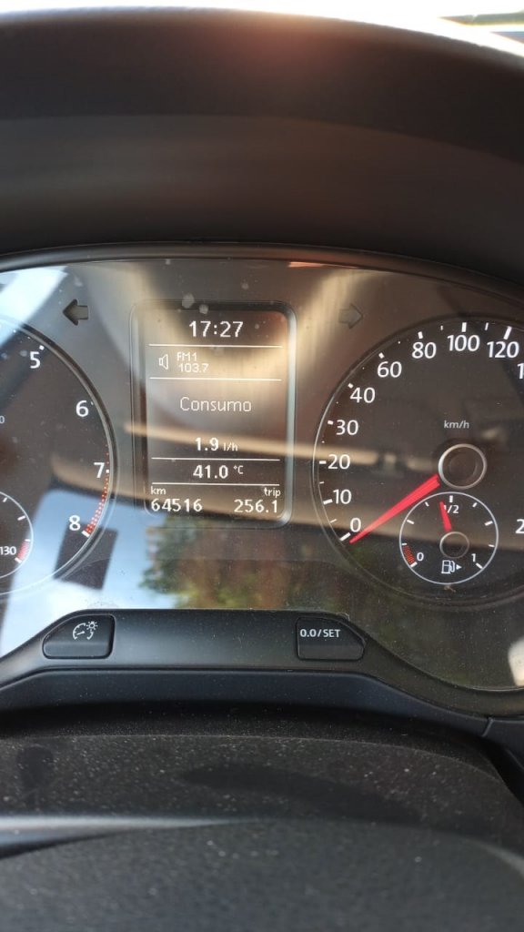 || Termômetro digital de carro assinalando a elevada temperatura que persistia ao final da tarde em 26 de setembro de 2023. 
Imagem: Acervo e crédito de Alex Sandro Viteck - FOTO 27 -