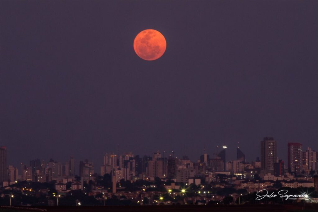 || Supelua de 
 19 de agosto de 2024, fotografada no começo da noite na cidade de Cascavel (PR), em clique desde o Contorno Oeste.
Imagem: Acervo e crédito do cascavelense Julio Szymanski - FOTO 32 -