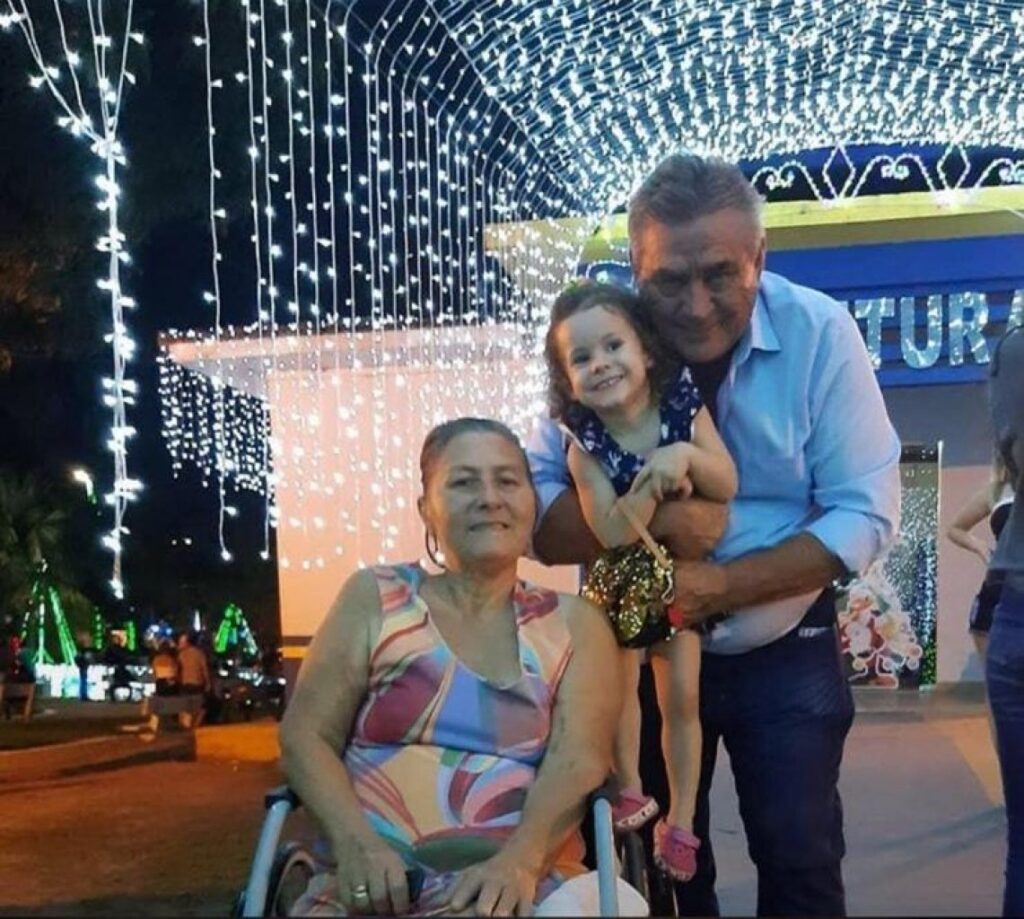 || Rondonense Nelci Fontana Witeck com o esposo Clécio e neta, esposa falecida em final de julho de 2020.
Imagem: Acervo Sirlei Hentges - FOTO 19 -