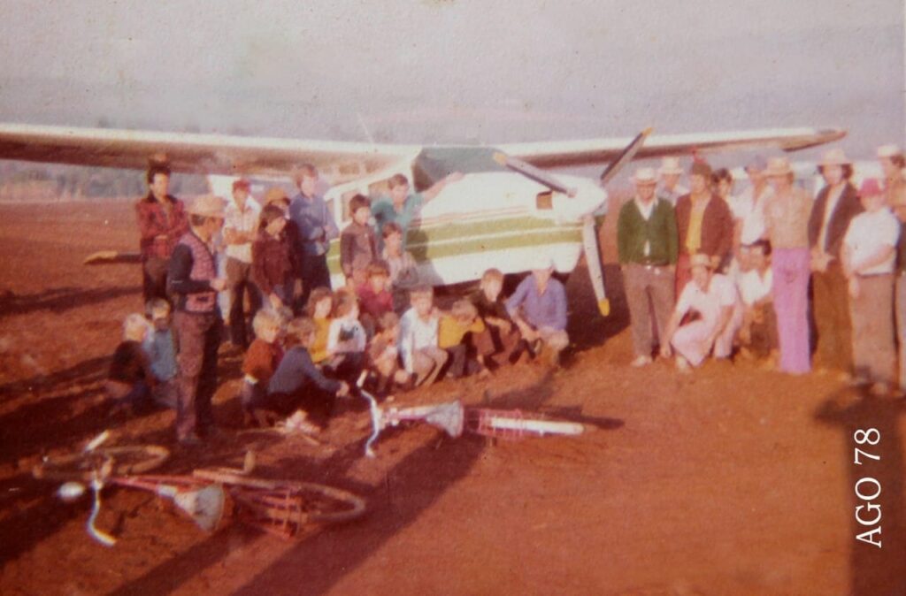 || Avião monomotor Cessna reabastecido, antes da decolagem na rodovia PR 495. no atual município  de Entre Rios do Oeste, em agosto de 1978.
Imagem: Acervo Ari Backes - Crédito: José Schimanko - FOTO 7 -