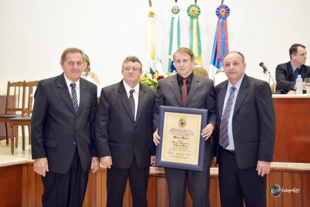 || Empresário Milton Becker com o título honorário,  ladeado pelo vereador Paulo Brandt (proponente) e Pedrinho Tonelli, à esquerda; e a direita pelo prefeito João Laufer, em setembro de 2019. 
Imagem: Acervo O Presente - FOTO 16 -
