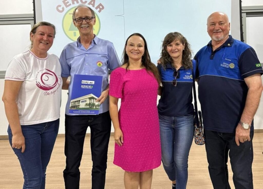 || Engenheiro elétrico João Pletsch recebendo a informação de sua escolha como "Funcionário Padrão 2024 de Marechal Cândido Rondon".
Da esquerda à direita: Marcia Schneider, da Acimacar; homenageado, Geovana da Silva Krause, 2ª vice presidente da Acimacar; e Haidi Gundt e Hermínio Dassoler, dos clubes de serviços promotores do evento.
Imagem: Acervo O Presente - FOTO 43 -