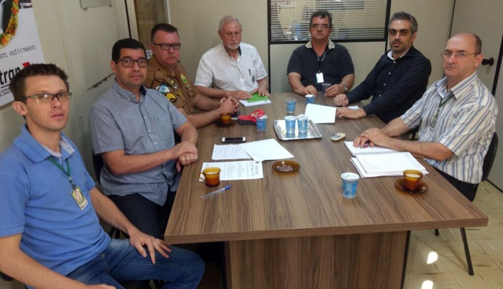 || Formação da Diretoria e Fiscal do Fundo Municipal de Trânsito (FUMTRANS) de Marechal Cândido Rondon, em agosto de 2017. 
Da esquerda à direita:  Fabio Looben, coronel Wellington Alves da Rosa, sargento Marcos Carlton Henning, Elemar Hensel, Gilson Trimpler, Dorival de Oliveira Júnior e Carmelindo Daronch. 
Imagem: Acervo Imprensa PM-MCR - FOTO 17 -