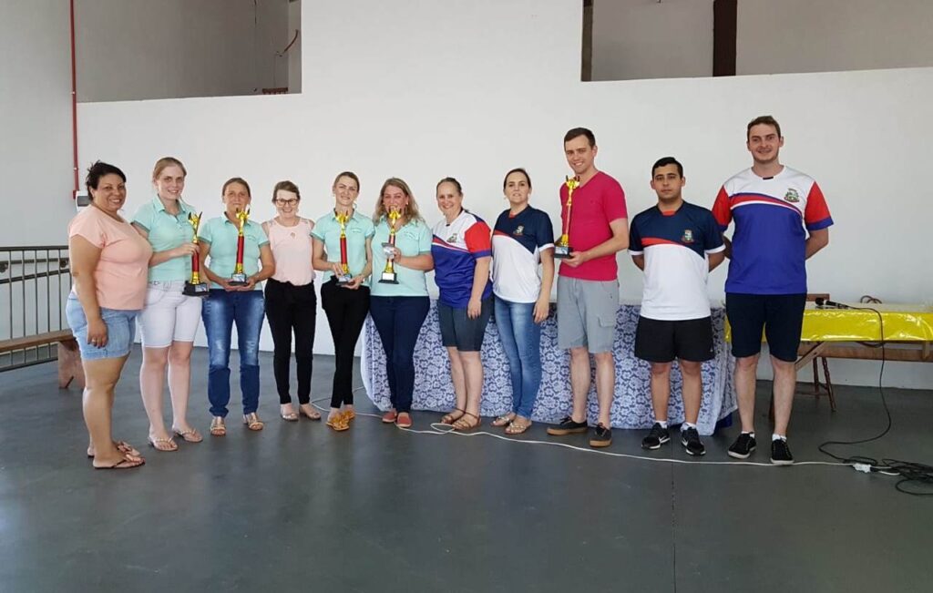 || Clube de Mães Água Verde 1 com a premiação de 1ª colocação. 
Da esquerda à direita: 1ª Cleunice Majolo, 2ª Daiane Brauwers, 3ª Edi Neumann, 4ª Odete Laufer,  5ª Daiane Neumann, 6ª Cleci Lauer Zuge, 7ª Marlene Boufleuher Paulus, 8ª Araceli Basso Tauchert,
9º Tiago Hansel (vice-prefeito), 
10º Alex Henz, e
11º Davi Boufleuher, secretário municipal de Esportes, em setembro de 2018.
Imagem: Acervo Imprensa PM-MCR - Crédito: Vandeleia Kochepka - FOTO 24 -