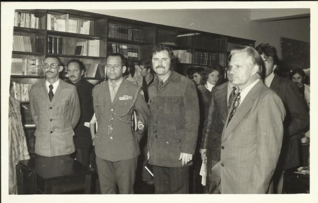 || Solenidade de inauguração da Biblioteca Pública Municipal de Marechal Cândido Rondon, em julho de 1974. Da esquerda à direita: Francisco Antonio Muniz, prefeito municipal de Santa Helena; coronel Percio Ferreira, comandante do Batalhão de Fronteiras, de Foz do Iguaçu; professor Ilmar Prieznitz, secretário municipal de Educação e Cultura; e vereador Waldi Winter. Ao fundo, a professora Ani Lamb.
 Imagem: Acervo Valdir Sackser - FOTO 24 –