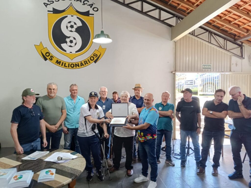 || Professor doutor Douglas Roberto Borella recebendo a comenda  de Personalidade do Ano, do Clube "Os Milionários" e da confraria "Boca Maldita".
Da esquerda Pa direita: Roberto Witt (Teti), vice-presidente da Boca Maldita, jornalista Arno Kunzler, integrante da Boca Maldita; advogado Rogerio Grenzel (Os Milionários), Selmar Marquesin (de bengala) presidente do Clube "Os Milionários"; Elmir Port (Boca Maldita), Roberto Nassar (com comenda nas mãos), presidente da confraria "Boca Maldita"; Cláudio Lindner (Os Milionários); menenageado (camisa azul), Eno Pedde (Os Milionários), Sidney Steinbach (Os Milionários), Ademir Antonio Osmar Bier, ex-prefeito de Marechal Cândido Rondon e ex-deputado estadual; e Eloi Darci Podkowa, diretor-presidente da Coooperativa Agroindustrial Copagril. 
Imagem: Acervo Projeto Memória Rondonense - FOTO 28  -